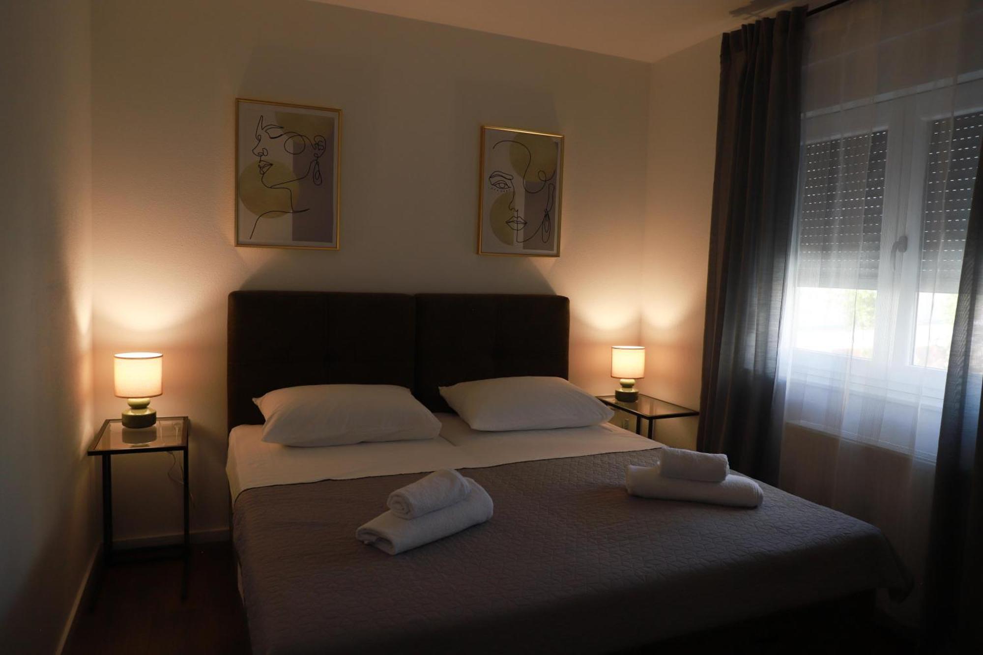 Holiday Apartments Ivano & Leo - Private Parking Zadar Eksteriør billede