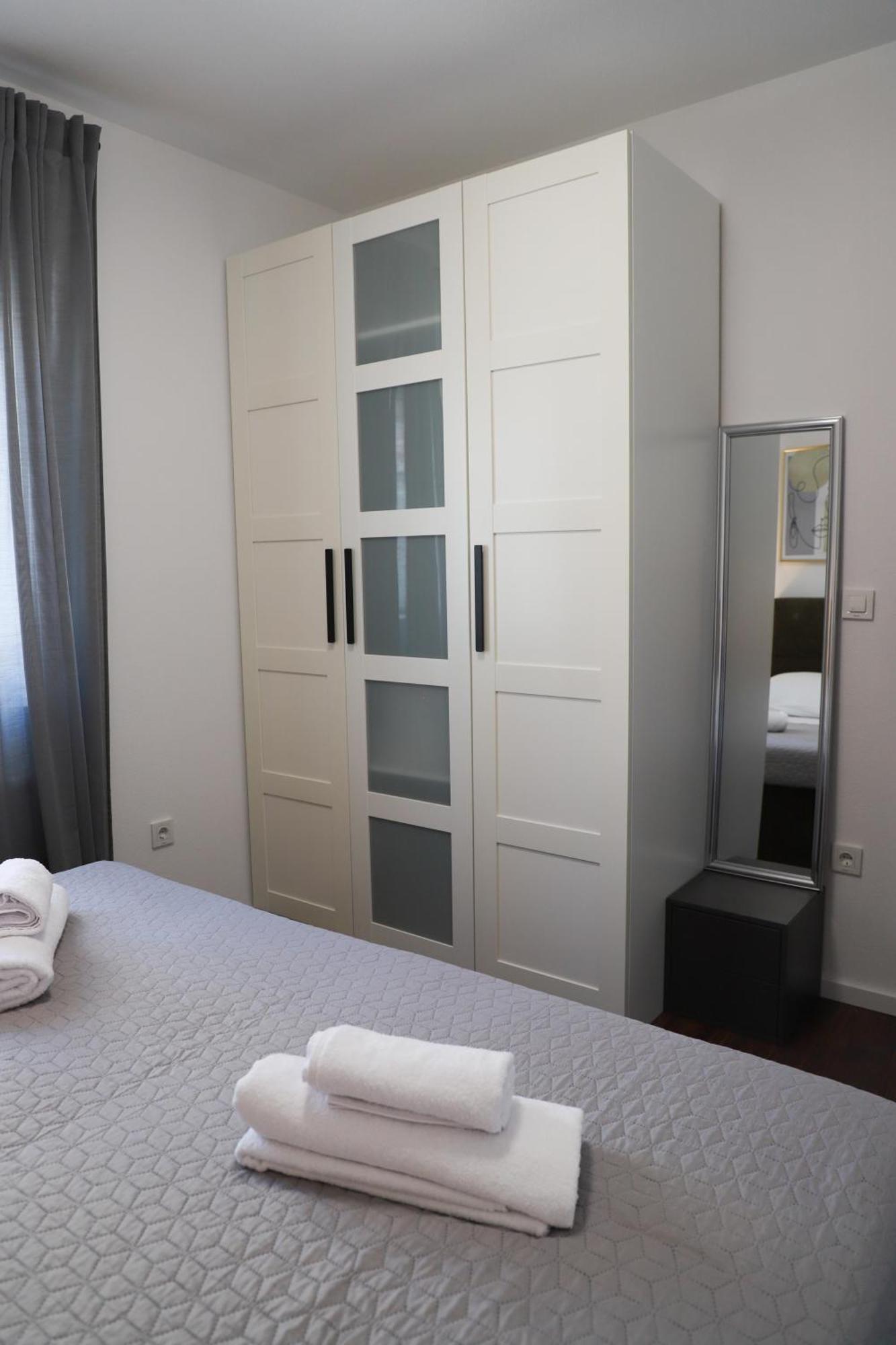 Holiday Apartments Ivano & Leo - Private Parking Zadar Eksteriør billede