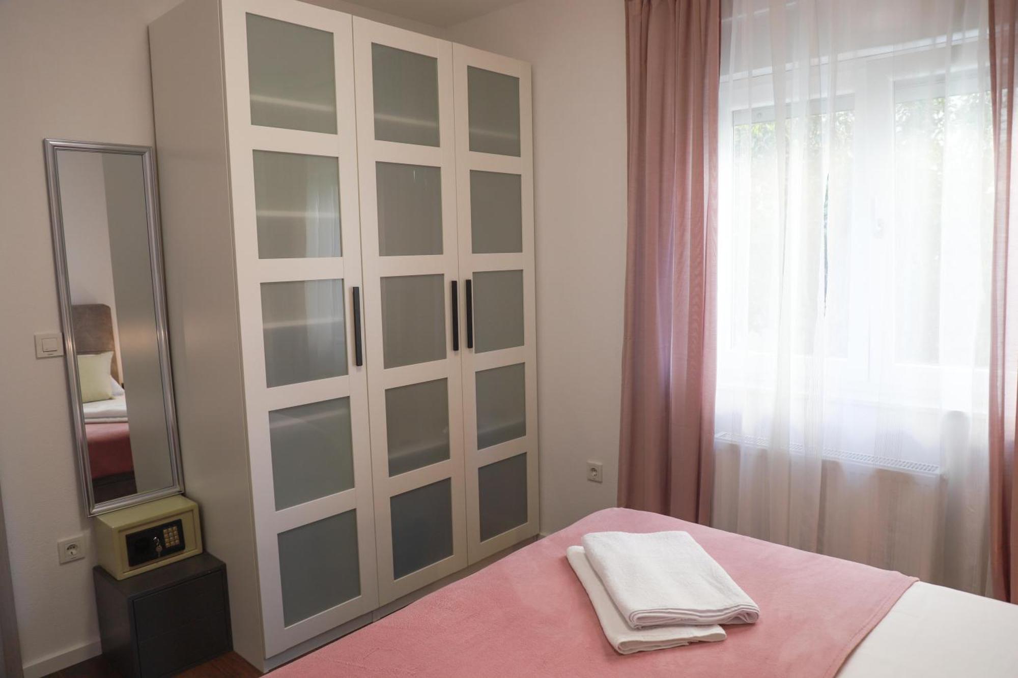 Holiday Apartments Ivano & Leo - Private Parking Zadar Eksteriør billede